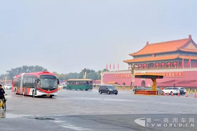 银隆新能源18米纯电动BRT在北京长安街正式运营4.jpg