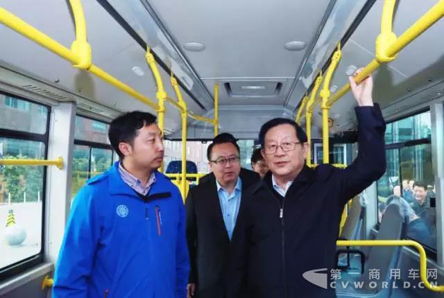 万钢参观福田欧辉全系列氢燃料电池客车 看好氢能发展前景.jpg