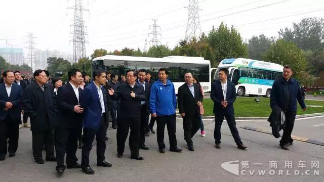 万钢参观福田欧辉全系列氢燃料电池客车 看好氢能发展前景3.jpg
