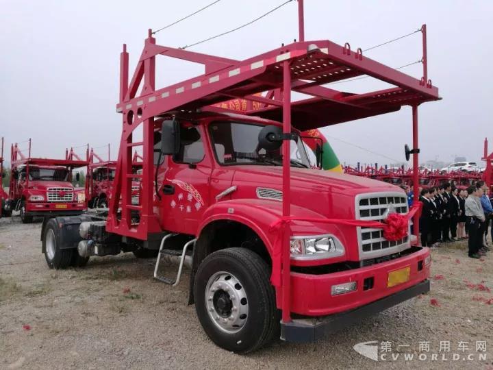 双杆支撑更可靠！柳州菱鑫公司首批50台龙卡轿运车交车仪式成功举行！1.jpg