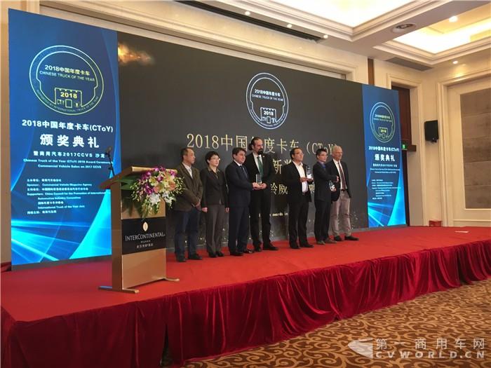 图1：中国贸促会汽车行业分会副会长杨琳(左一)、国际年度卡车评委会主席Gianenrico Griffini（左二）、江铃重汽总经理吴晓军(左三)、中国年度卡车评委会主席于晶合影.jpg