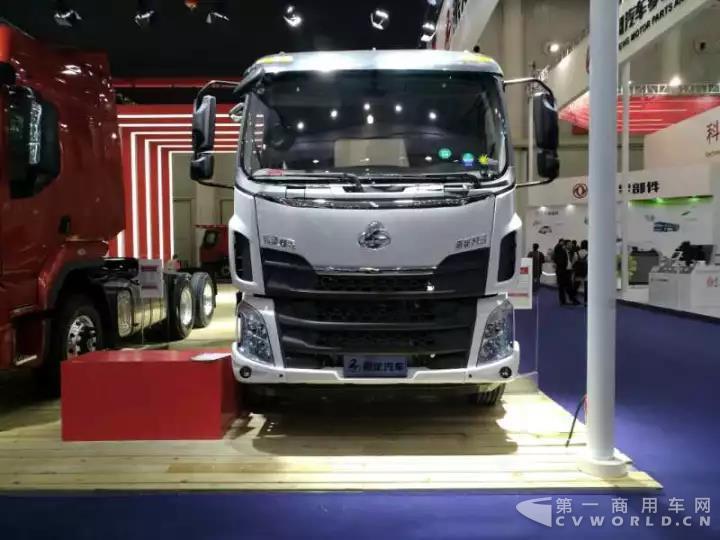 新乘龙M3载货车.jpg