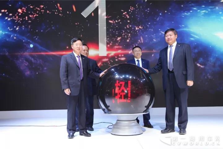 领导为乘龙H5全国上市揭幕.jpg