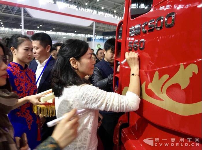 现场斩获650辆订单！560马力牵引车重磅上市4.jpg