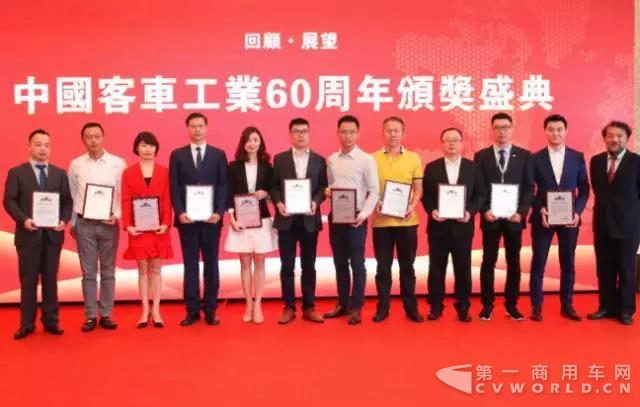 走科技品质强国路！比亚迪连获中国客车工业六十周年盛典大奖.jpg