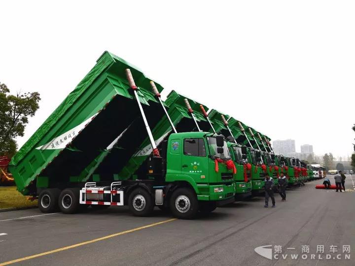 首批10台华菱新型环保城市渣土车交车 强强合作共建美好诗城.jpg
