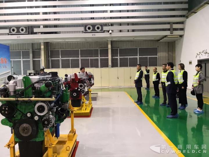首批10台华菱新型环保城市渣土车交车 强强合作共建美好诗城3.jpg