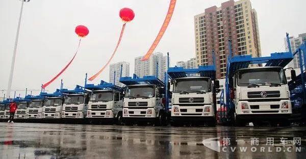 东风天锦助力重庆轿运车合规切换，今天就交付了100辆！2.jpg