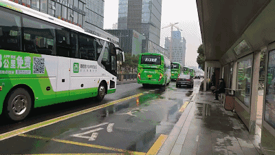 “共享巴士”来了？中通客车携手酉巴巴探索网约巴士新形态.gif