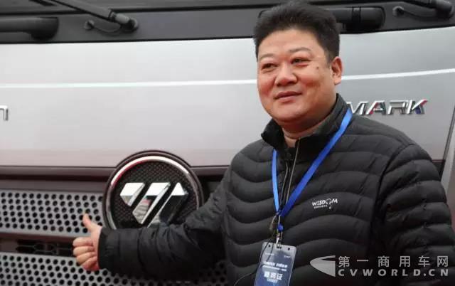 四方物流车管部经理王家军为欧马可超级卡车点赞.jpg