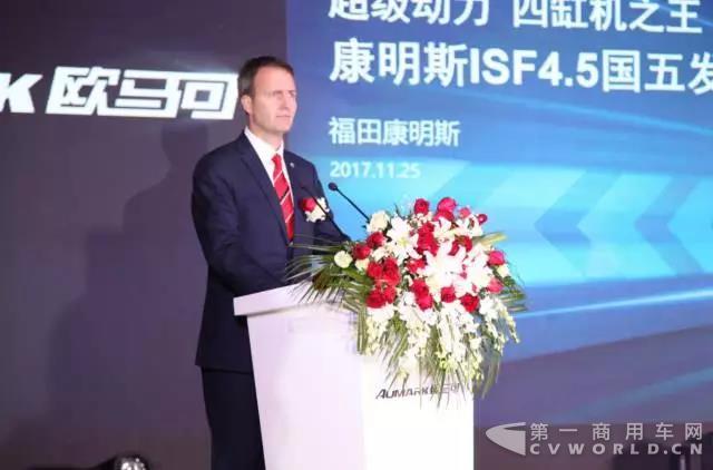 北京福田康明斯发动机有限公司工厂厂长Miguel Kindler先生对康明斯超级动力进行讲解.jpg