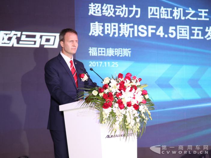 北京福田康明斯发动机有限公司工厂厂长Miguel Kindler先生对康明斯超级动力进行讲解.png