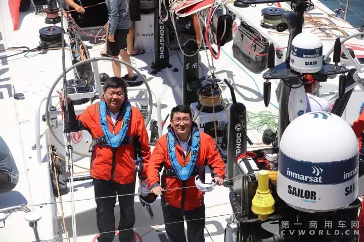 东风汽车集团有限公司党委常委、副总经理刘卫东与宣传部部长李平安港内赛出发前向岸上粉丝致意.jpg