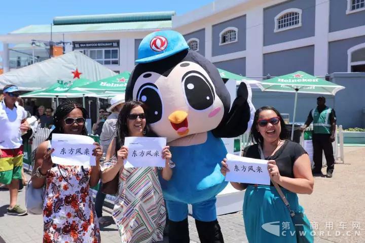 东风吉祥物风信子受到女粉丝的热烈欢迎.jpg