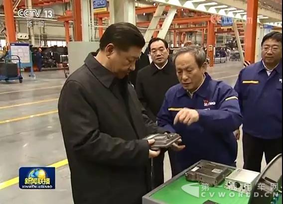 总书记详细了解徐工自主研发的关键零部件.jpg