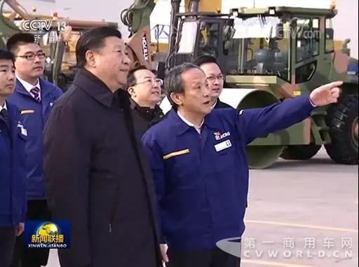 总书记检阅徐工全系列成套产品.jpg