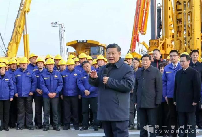 总书记与干部职工代表亲切握手交流.jpg