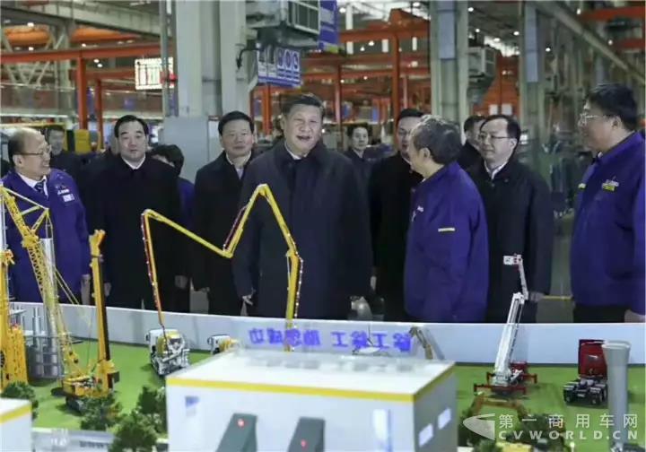 习总书记来到公司起重机底盘装配车间.jpg