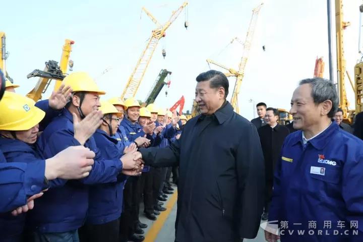 总书记与干部职工代表亲切握手交流1.jpg
