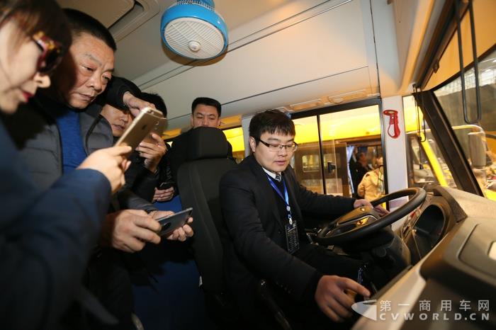 技术人员现场讲解示范.jpg