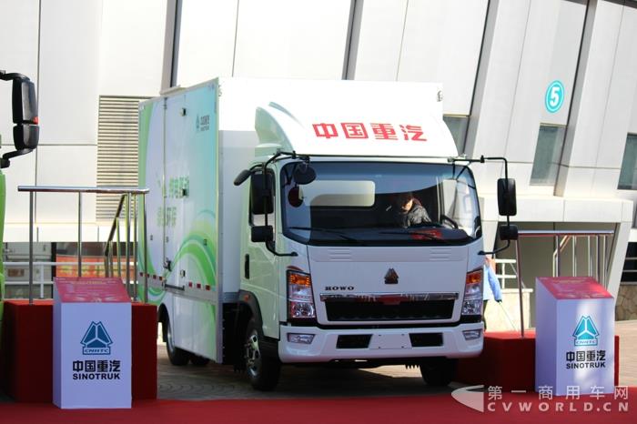 重汽HOWO纯电动厢式运输车 (2).jpg