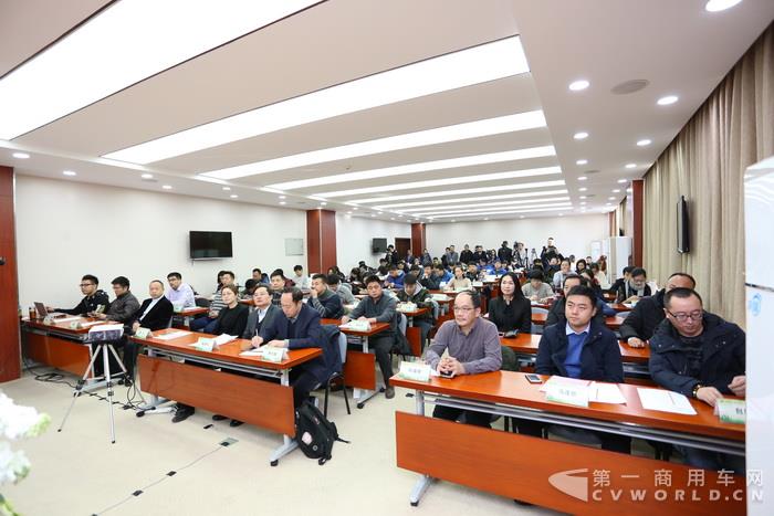 2 各位领导、嘉宾来到新闻发布会现场.jpg