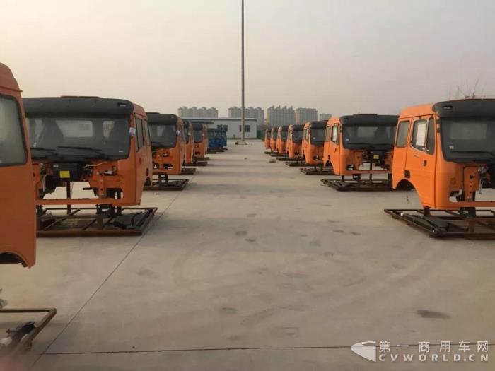 北奔重汽出口埃塞120台自卸车散件顺利完成包装发运1.jpg