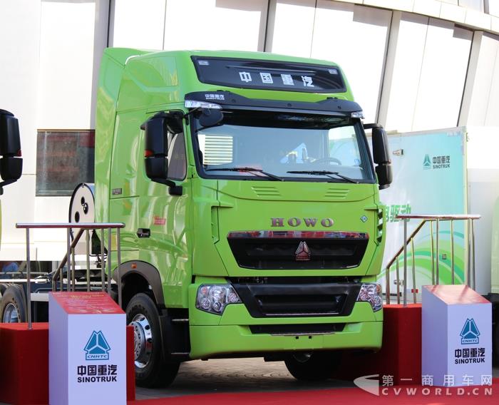 重汽豪沃T7H 6×4燃气牵引车·惠行版 (1).jpg
