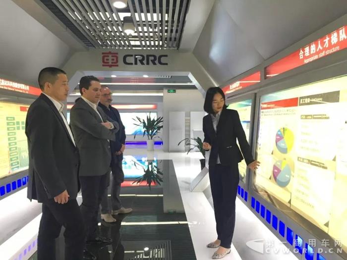 中车高铁开进法国机场？Bonjour！中车电动！3.jpg