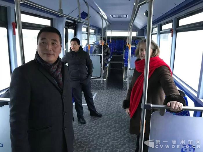 中车高铁开进法国机场？Bonjour！中车电动！6.jpg