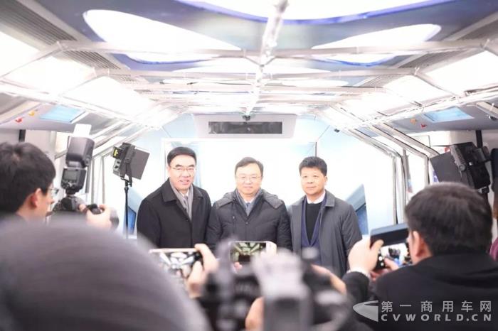 比亚迪联手华为发布云轨无人驾驶系统，全自动运行、刷脸坐车、高速无线宽带……1.jpg