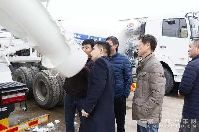 青海春发商品混凝土有限公司董事长一行走进华菱星马再下单4.jpg