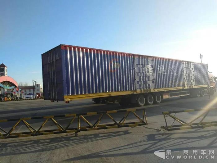 20多米的货车惊现高速,交警:超级大车啊!这也太长了!.jpg 20多米的货车惊现高速,交警:超级大车啊!这也太长了!.jpg