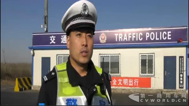 20多米的货车惊现高速,交警:超级大车啊!这也太长了!1.jpg 20多米的货车惊现高速,交警:超级大车啊!这也太长了!1.jpg