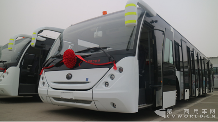 宇通再向东航交付 19辆机场摆渡车，强强合作又进一步！(最终版）928.png