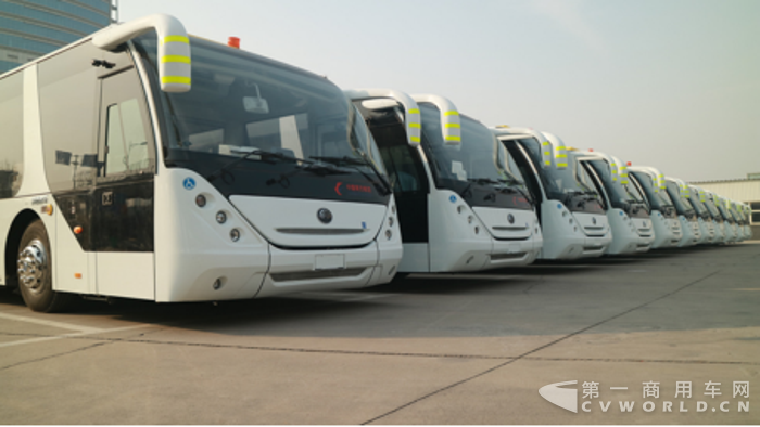 宇通再向东航交付 19辆机场摆渡车，强强合作又进一步！(最终版）1398.png