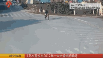 宁让三分 不抢一秒！2017年十大交通意外危险瞬间发布！血的教训啊~5.gif