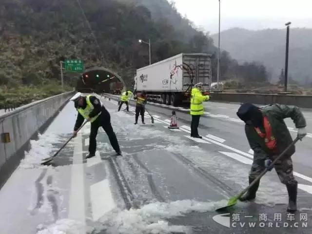 寒潮蓝色预警+8级大风+道路结冰!大批货车还在国道上堵着…2.jpg 寒潮蓝色预警+8级大风+道路结冰!大批货车还在国道上堵着…2.jpg