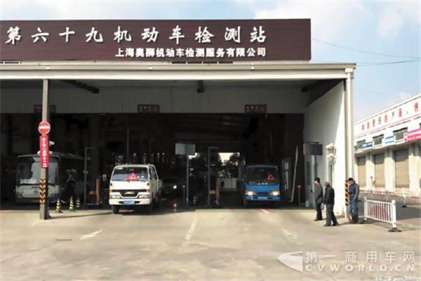 货车年检年审猫腻儿多 不找“黄牛”通不过1.jpg