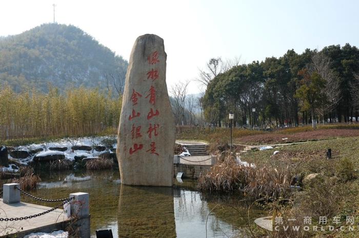 35辆银隆铛铛车在安吉投运 高温低寒丝毫不受影响.jpg