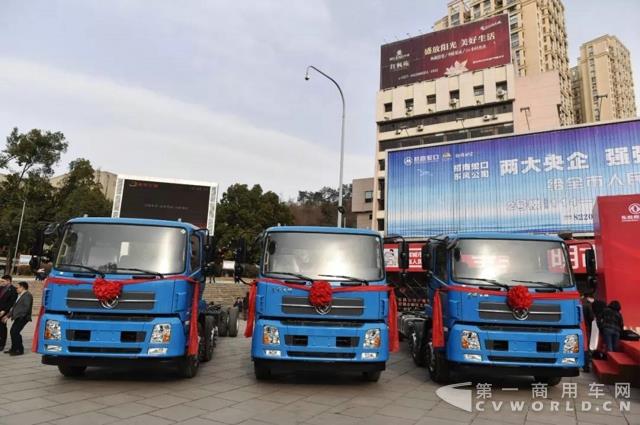 年味渐浓时，东风商用车在十堰老家交付106辆轿运车3.jpg