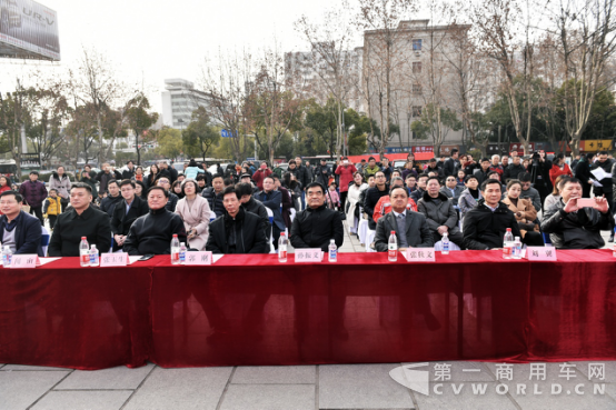 dfcv向车城物流交付106辆订单228.png