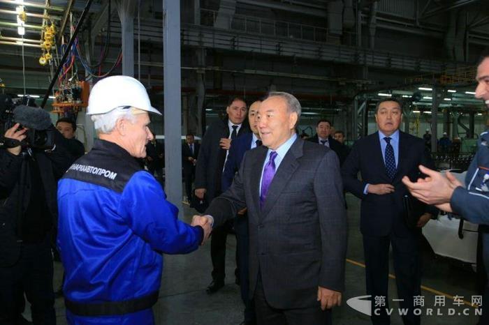 哈萨克斯坦总统纳扎尔巴耶夫视察江淮汽车项目.jpg