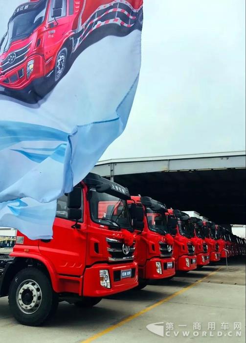 又一匹黑马进军中重卡市场 红岩杰豹首批车辆交付南京用户.jpg