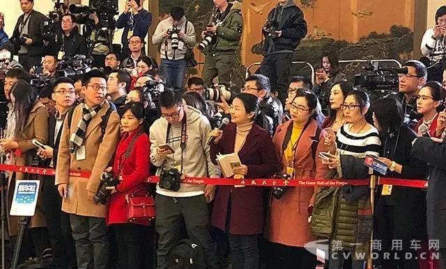 走在“代表通道”上的王建清为“蓝领”代言.jpg
