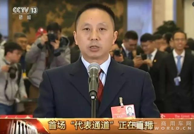 走在“代表通道”上的王建清为“蓝领”代言1.jpg