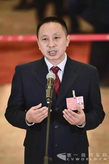 走在“代表通道”上的王建清为“蓝领”代言3.jpg