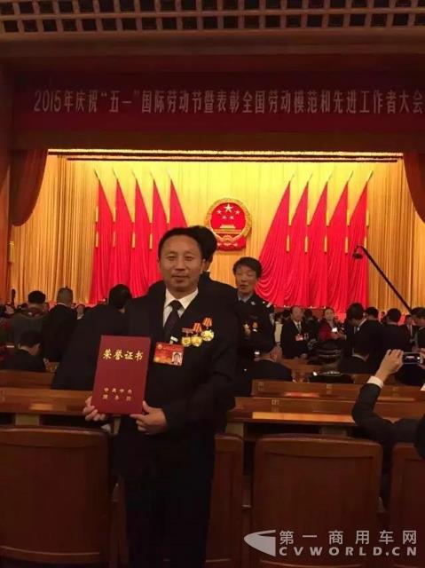 走在“代表通道”上的王建清为“蓝领”代言6.jpg