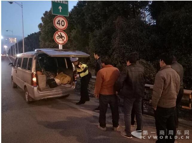 面包车.jpg
