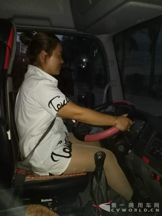 巾帼不让须眉，公路货运上的女汉子1.jpg